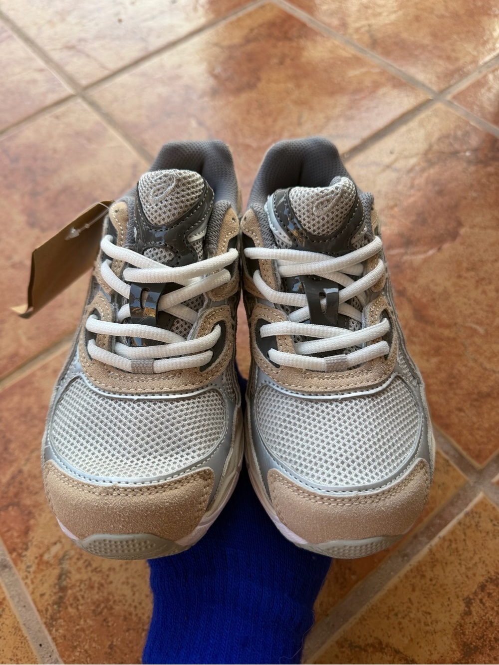 Size 6 Men’s And Women’s 7.5 - Asics Gel NYC Beige and Gray Sneakers - Picture 2 of 7